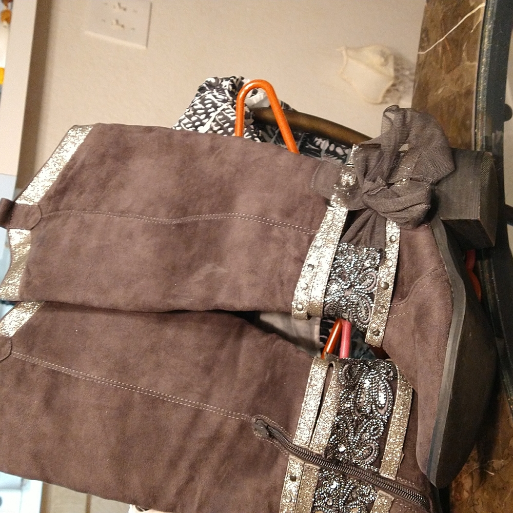 Georgous brown and sequence on lower boot like new condition.bouteque style